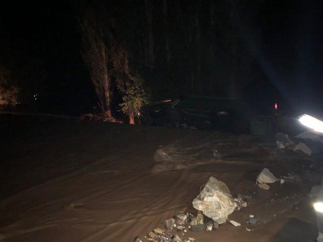 Sivas’ta HES kanalı patladı: Yol sular altında kaldı, yaralananlar var (1)
