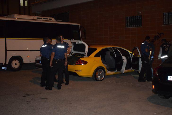 Sokak ortasındaki çatışma araçta da devam etti! Birbirlerine mermi yağdırdılar! G2