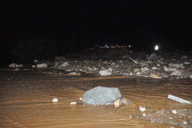 Sivas'ta HES kanalı patladı, araçlar sürüklendi: 6 yaralı (2)- Yeniden