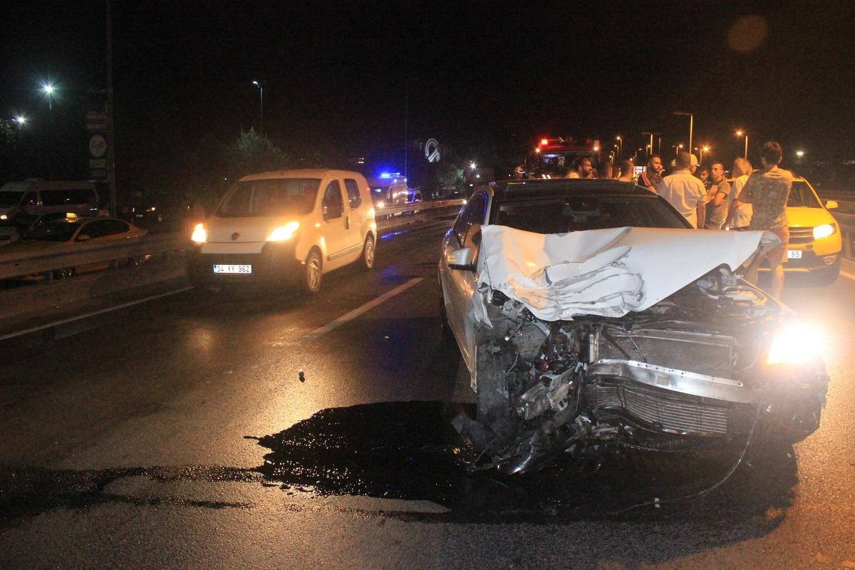 Avcılar E-5&rsquo;te zincirleme trafik kazası: 1&rsquo;i ağır 3 yaralı