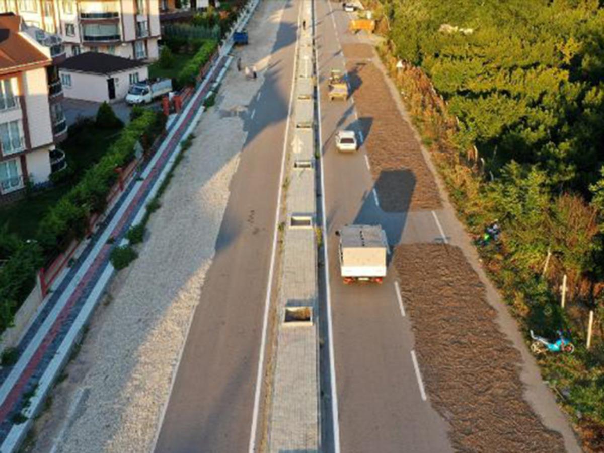 Bursa'da &ccedil;ekirdeği kurutmak i&ccedil;in yolun birer şeridini kapattılar