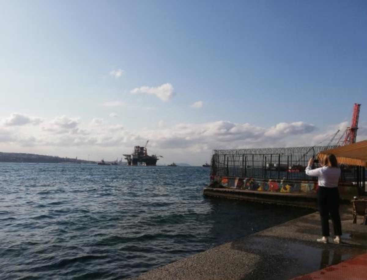 Dev petrol arama platformu 'Scarabeo 9' İstanbul Boğazı'ndan ge&ccedil;iyor