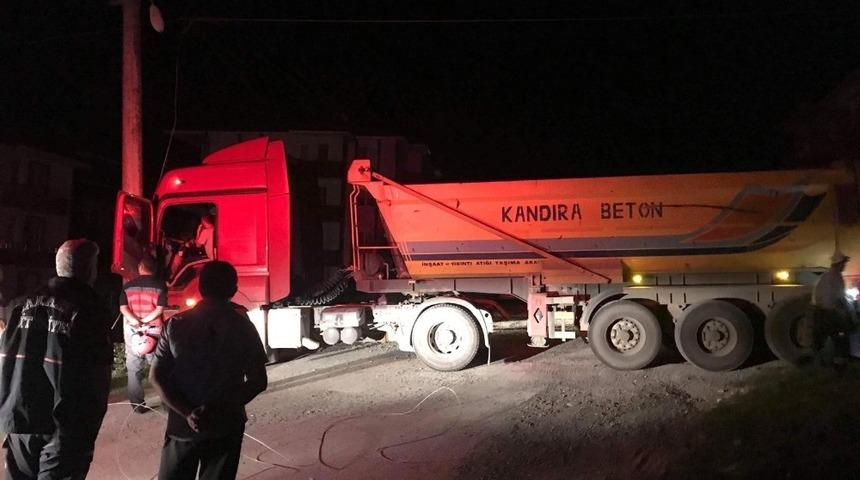 Freni boşalan kamyon elektrik direğine çarparak durabildi