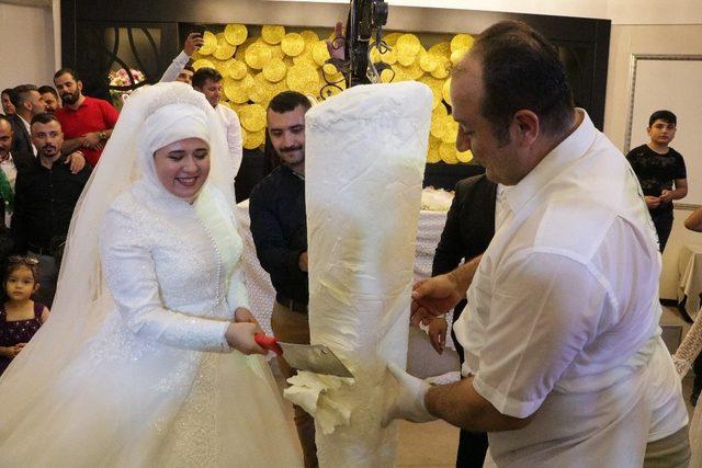 Genç çift, düğünde pasta yerine Maraş dondurması kesti