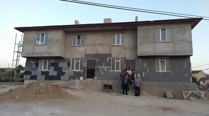 İmece usulü imam evi yapıp yollara kilitli parke taşı döşediler