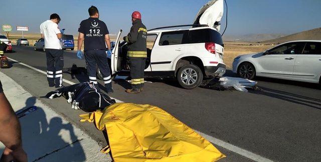 Kamyona çarpan otomobildeki 2 kişi öldü