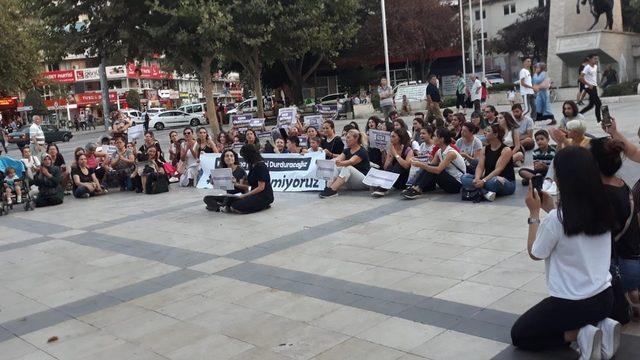 Kadına yönelik şiddeti oturma eylemi yaparak protesto ettiler