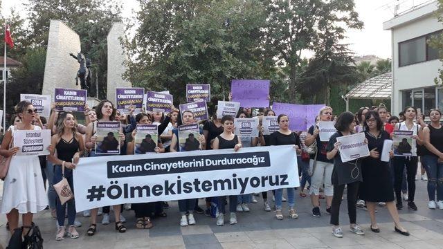 Kadına yönelik şiddeti oturma eylemi yaparak protesto ettiler