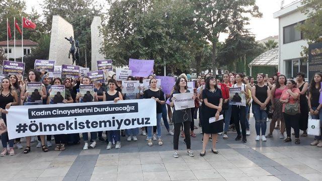 Kadına yönelik şiddeti oturma eylemi yaparak protesto ettiler