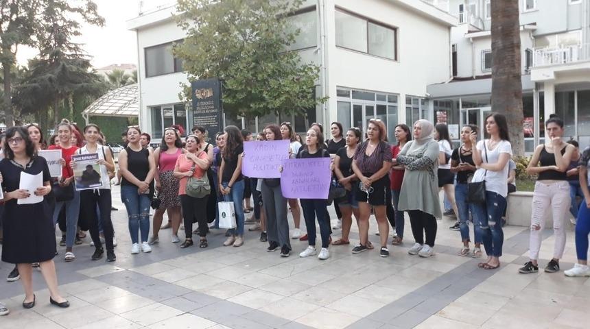 Kadına y&ouml;nelik şiddeti oturma eylemi yaparak protesto ettiler