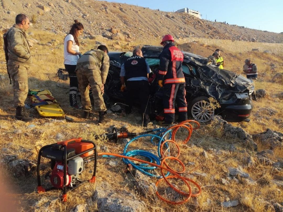 Şarampole yuvarlanan ara&ccedil;taki 3 kişi yaralandı