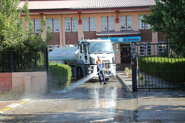 Tuşba Belediyesi’nden okul temizliği