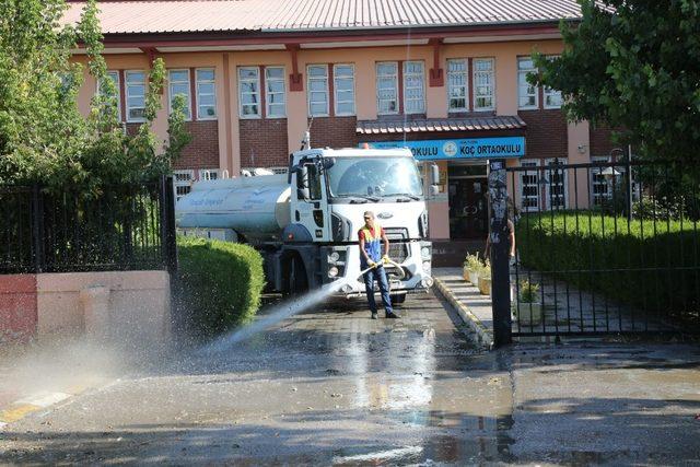 Tuşba Belediyesi’nden okul temizliği