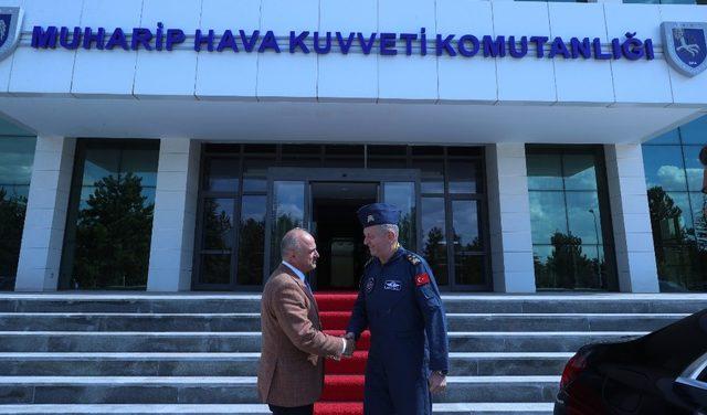 Vali Çakacak, görev yeri değişen Hava Korgeneral Mehmet Özlü’yü ziyaret etti