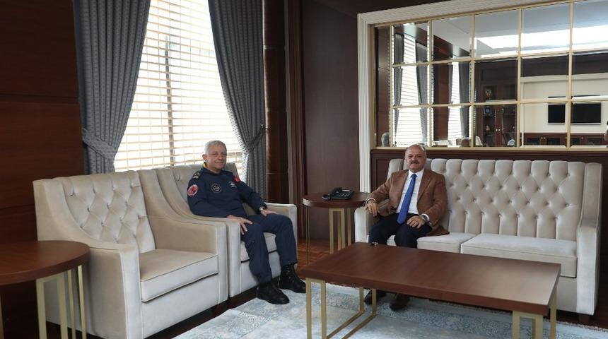 Vali &Ccedil;akacak, g&ouml;rev yeri değişen Hava Korgeneral Mehmet &Ouml;zl&uuml;&rsquo;y&uuml; ziyaret etti