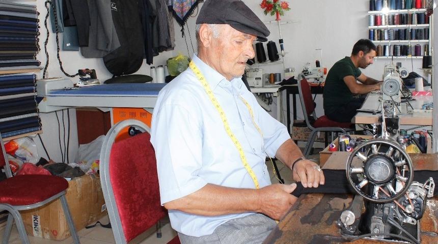 70 yıldır terzilik mesleğini s&uuml;rd&uuml;r&uuml;yor