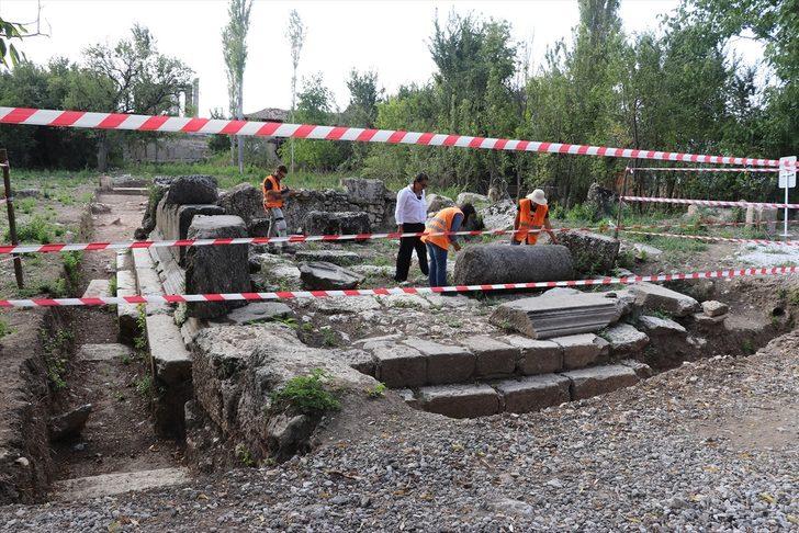 İkinci Efes Olarak anılıyor! Aizanoi Antik Kenti'nde anıt mezar kalıntısına rastlandı G1