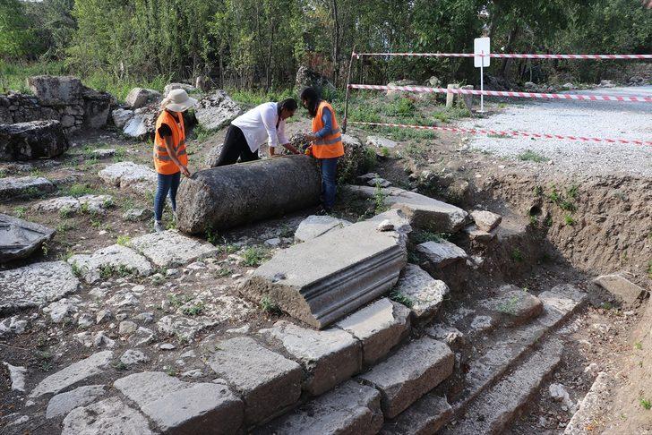 İkinci Efes Olarak anılıyor! Aizanoi Antik Kenti'nde anıt mezar kalıntısına rastlandı G3