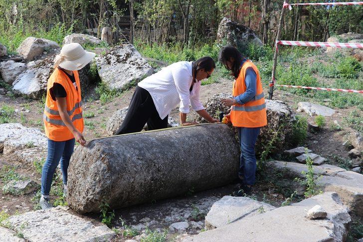 İkinci Efes Olarak anılıyor! Aizanoi Antik Kenti'nde anıt mezar kalıntısına rastlandı G4