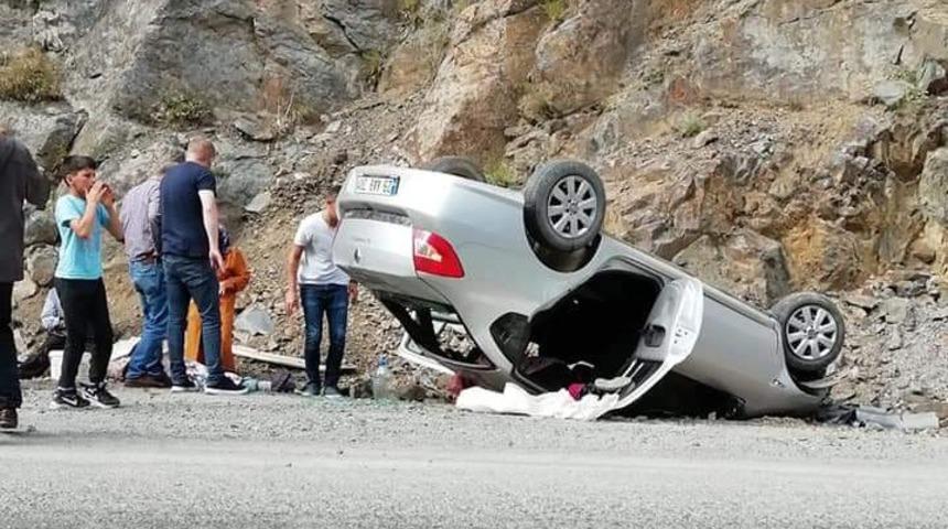 G&uuml;m&uuml;şhane&rsquo;de otomobil takla attı: 4 yaralı