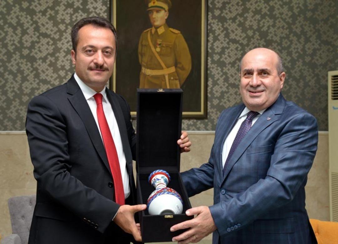 Vali Yardımcısı ve Hukuk M&uuml;şaviri &Ouml;zg&uuml;n&rsquo;e veda yemeği