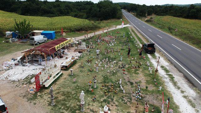 Atölyesini, açık hava sanat galerisine çevirdi