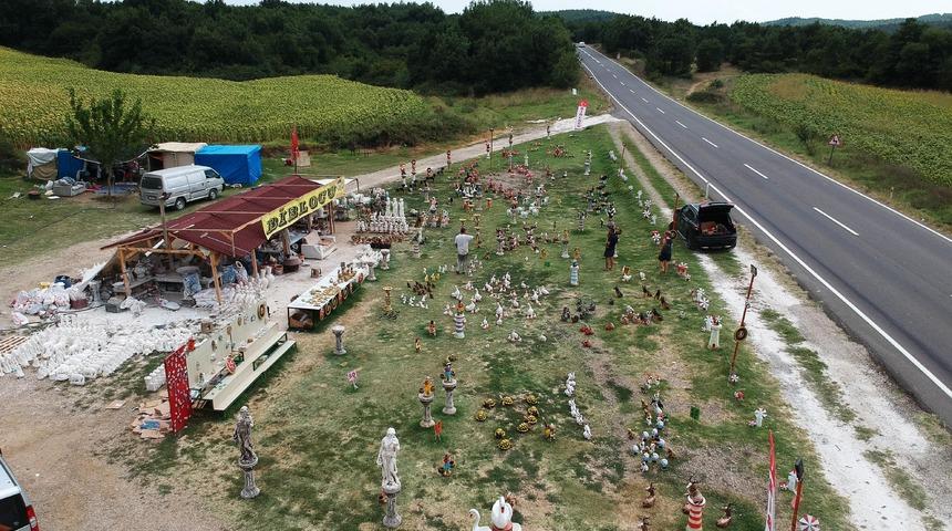 At&ouml;lyesini, a&ccedil;ık hava sanat galerisine &ccedil;evirdi