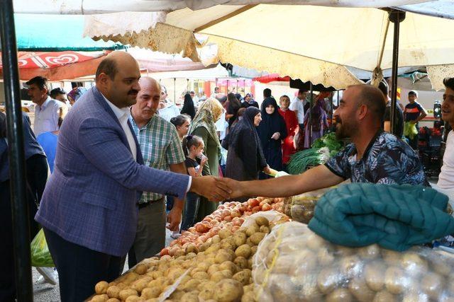 Başkan Orhan tezgaha geçti vatandaşlara satış yaptı