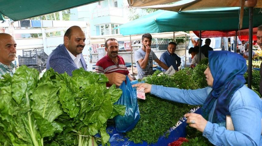 Başkan Orhan tezgaha ge&ccedil;ti vatandaşlara satış yaptı
