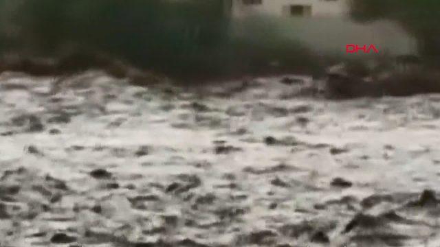 Fas’ta sel stadı yıktı, 7 kişi hayatını kaybetti