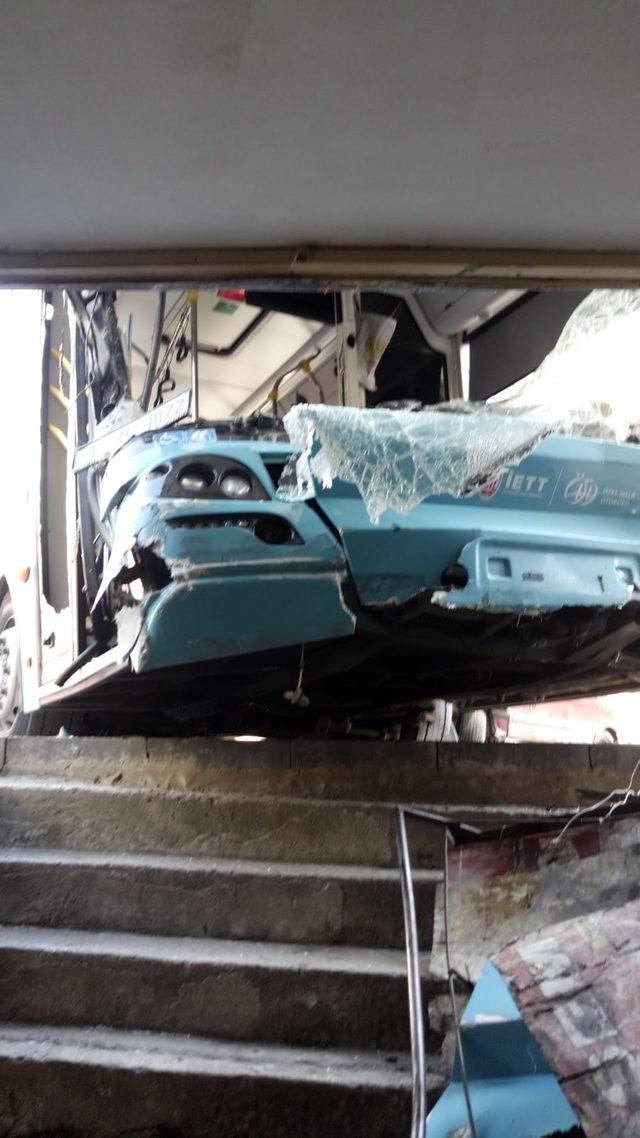 Gaziosmanpaşa'da özel halk otobüsü kazası: 5 yaralı