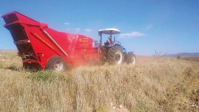 Ziraat odası taş toplama makinası aldı