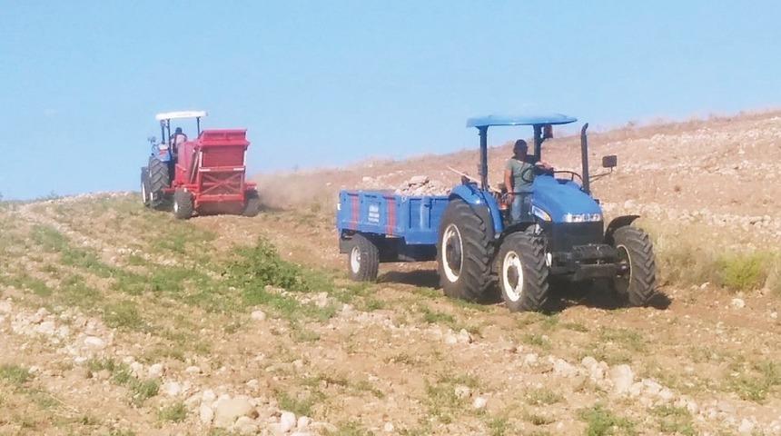 Ziraat odası taş toplama makinası aldı