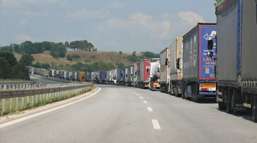 Türk tırları 12 gündür Suudi Arabistan'da bekletiliyor