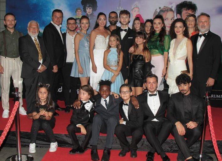 Masal Şatosu: Sihirli Davet filminin galasına ünlüler akın etti G1