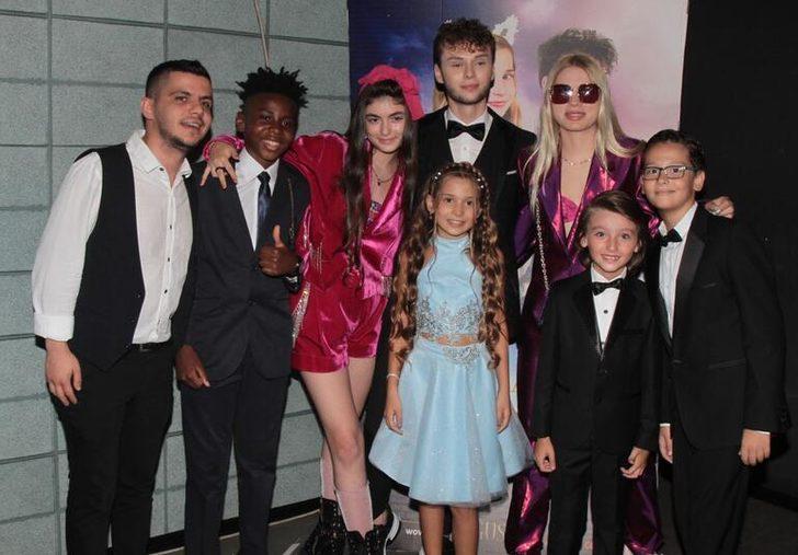 Masal Şatosu: Sihirli Davet filminin galasına ünlüler akın etti G4