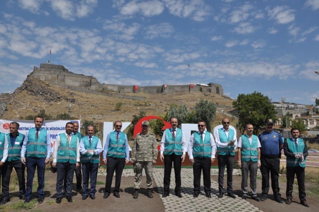 Kars&rsquo;ta denetimli serbestlik y&uuml;k&uuml;ml&uuml;lerinden &ccedil;evre temizliği