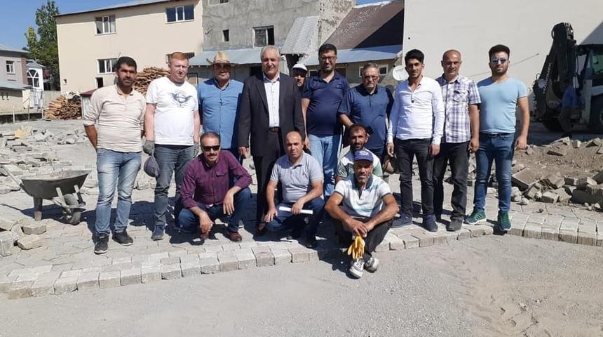 Eleşkirt&rsquo;te memur ve iş&ccedil;iler parke taşı d&ouml;şeme &ccedil;alışmalarına katıldılar