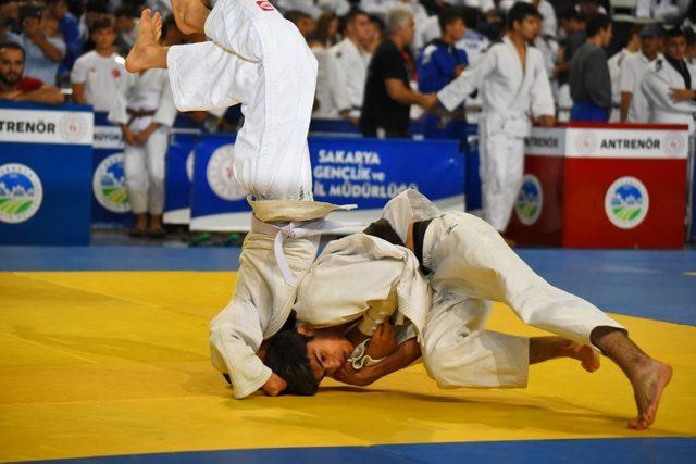 Osmangazili judocular tatamide nefes kesti