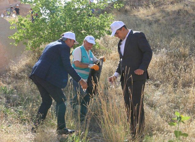 Rektör Bağlı ve protokol üyeleri yükümlüler ile birlikte temizlik yaptı