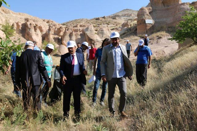 Rektör Bağlı ve protokol üyeleri yükümlüler ile birlikte temizlik yaptı