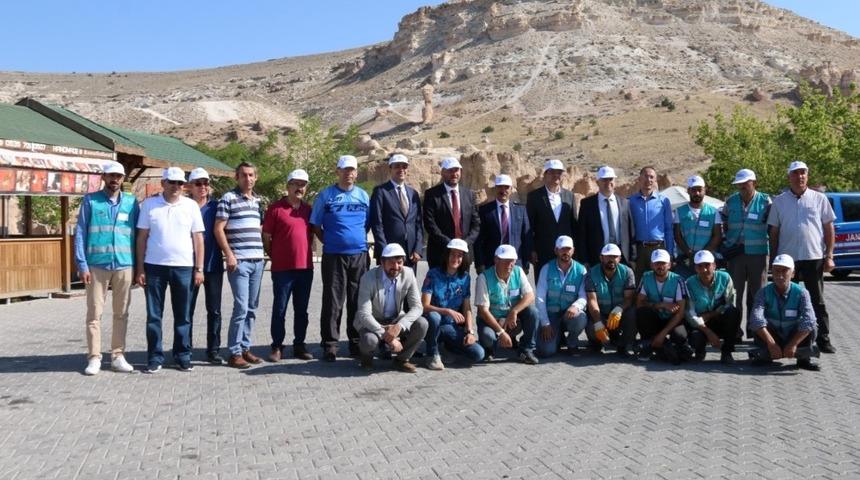 Rektör Bağlı ve protokol üyeleri yükümlüler ile birlikte temizlik yaptı