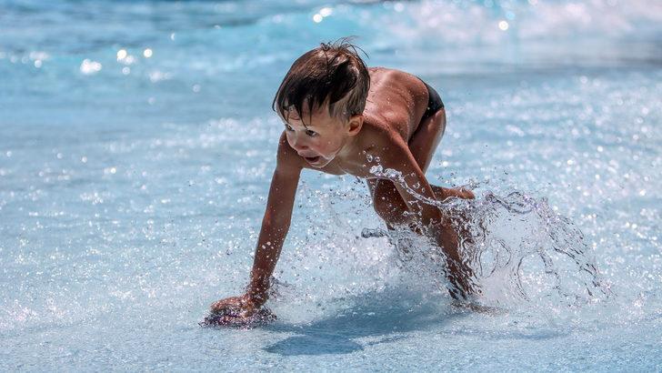  Sıcaktan bunalan havuza koştu G4