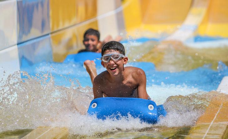  Sıcaktan bunalan havuza koştu G5