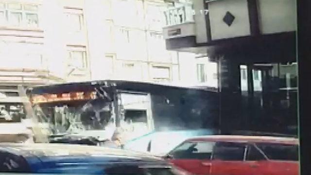 Gaziosmanpaşa'da halk otobüsünün kaza anı kamerada 