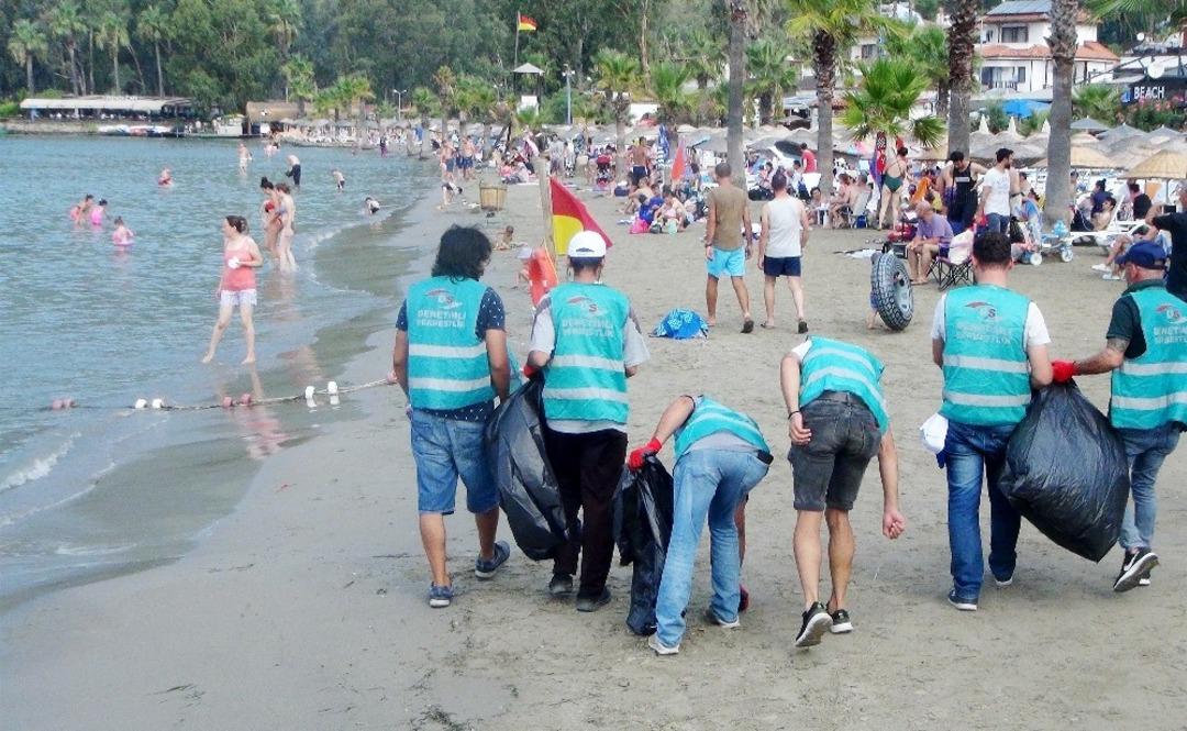 Sahil ve koylar denetimli serbestlik h&uuml;k&uuml;ml&uuml;lerince temizlendi