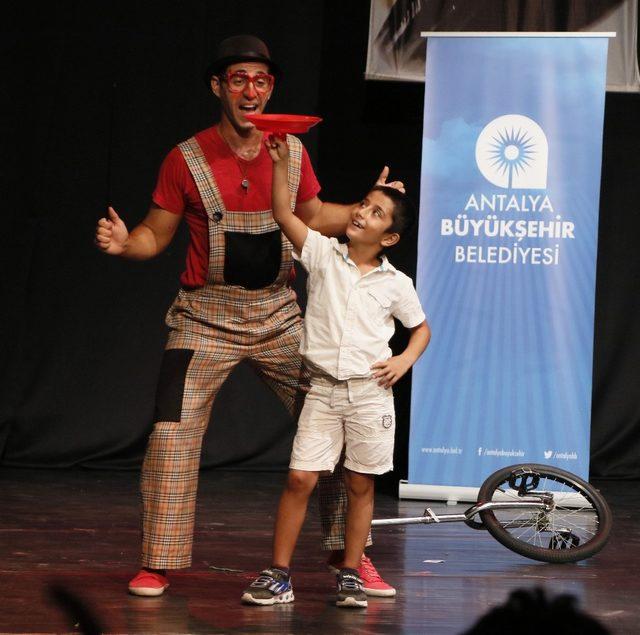 AKBEM öğrencileri sihirbaz ve jonglörle eğlendi 1
