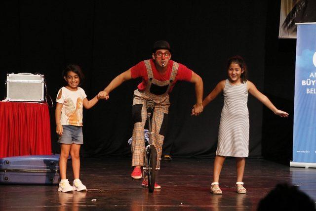 AKBEM öğrencileri sihirbaz ve jonglörle eğlendi 2