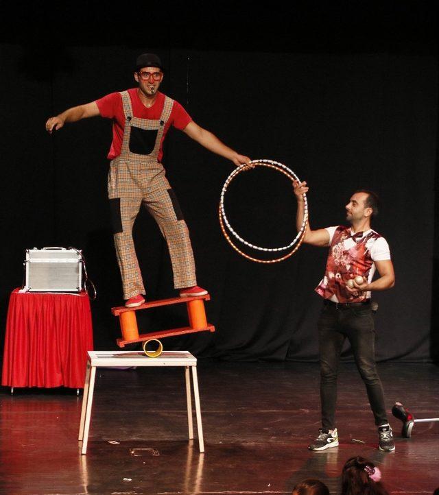 AKBEM öğrencileri sihirbaz ve jonglörle eğlendi 3