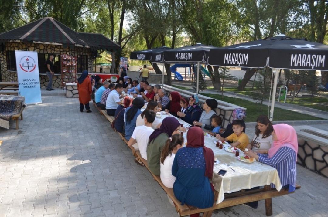 B&uuml;nyan Halıları Pınarbaşı Mesire Alanında Sergileniyor